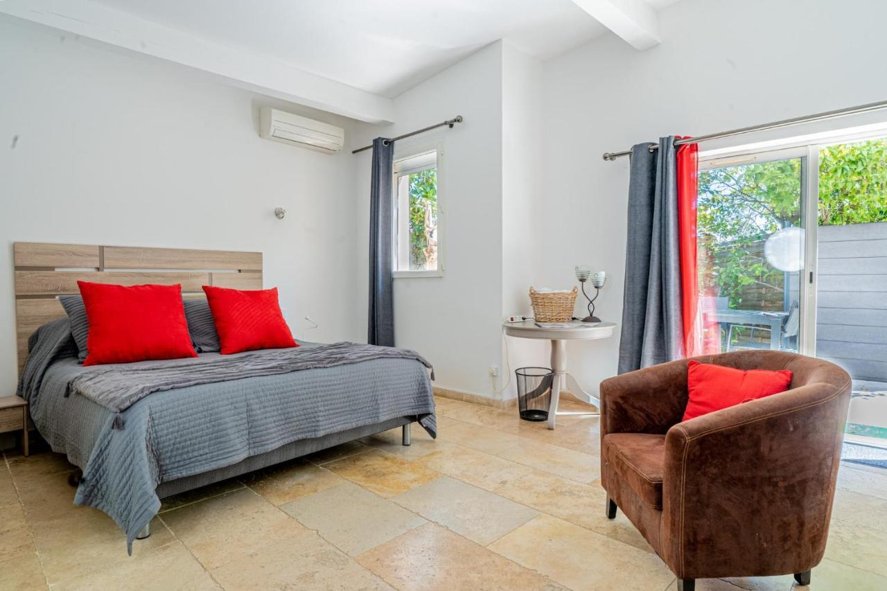 Domaine De L'Aufrene Bed & Breakfast Hyeres Exterior photo