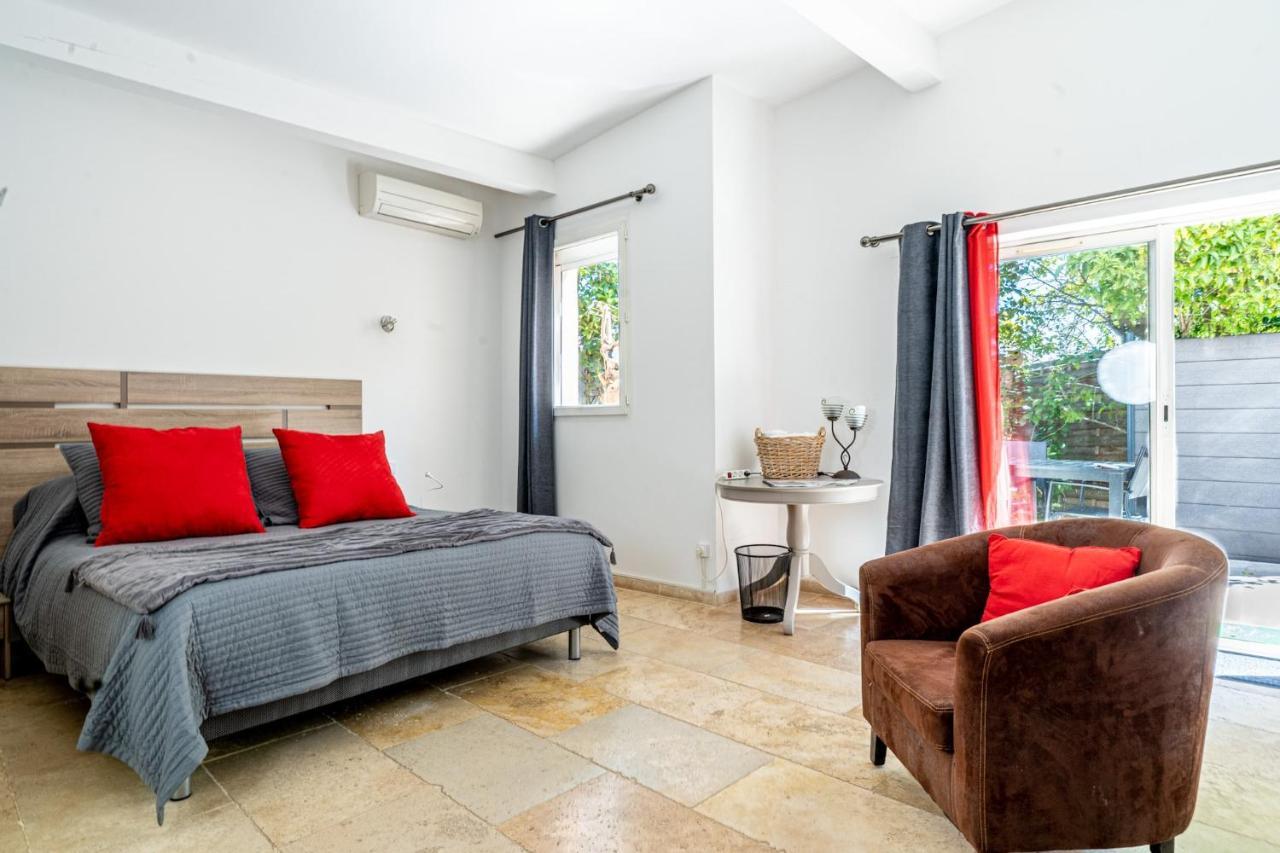 Domaine De L'Aufrene Bed & Breakfast Hyeres Exterior photo