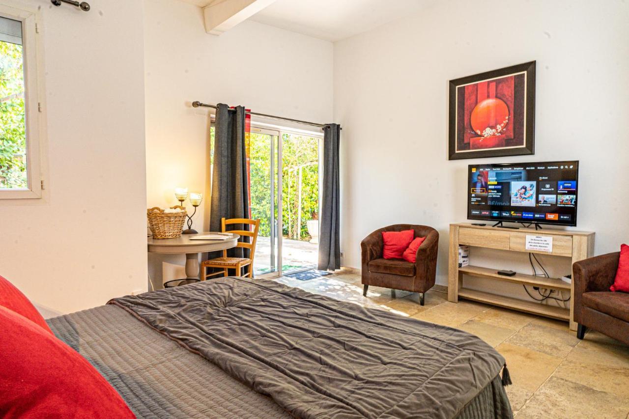 Domaine De L'Aufrene Bed & Breakfast Hyeres Exterior photo